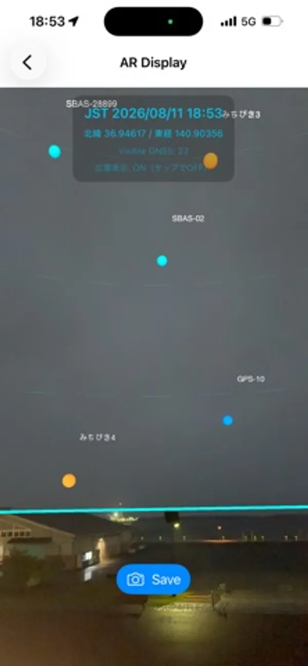 空を写したカメラ映像に、衛星名のラベルと色付きの点が重なり、上部に日時と緯度経度、下に Save ボタンがある画面