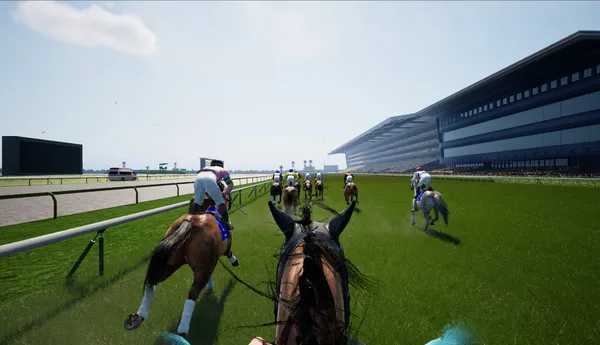 芝コースを走る馬の背から前方を見た一人称視点の画面。右側に大きなスタンド、前に複数の騎手と馬