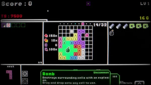 色つきのブロックで埋まった盤面の中央に爆弾のアイコンがあり、下の緑の枠に「Bomb」「Uncommon」「Destroys surrounding cells with an explosion. Drag and drop onto any cell to use.」と表示されている