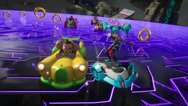 紫に光る路面の上を、黄色い車に乗った猿のキャラクターと、ボード型のマシンに乗った青緑の髪の少女が並んで走っている。周りに金色のリングが浮かんでいる